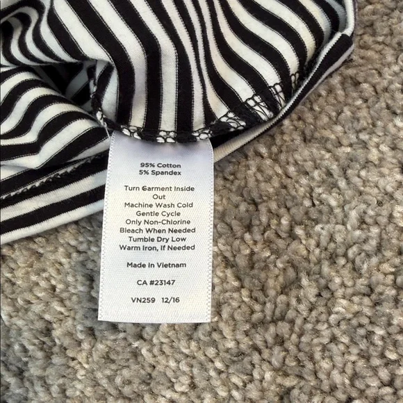 Talbots NWT Sp black and white dress with pretty ruffles at the v-neck. - Picture 6 of 7